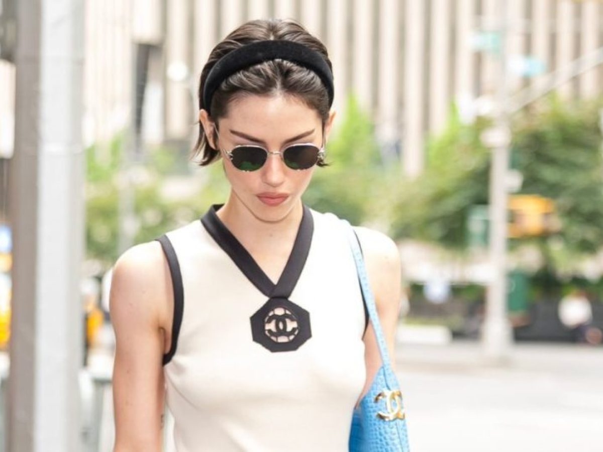 Puffy headband: Το ρετρό αξεσουάρ μαλλιών της Gracie Abrams θα φορεθεί πολύ