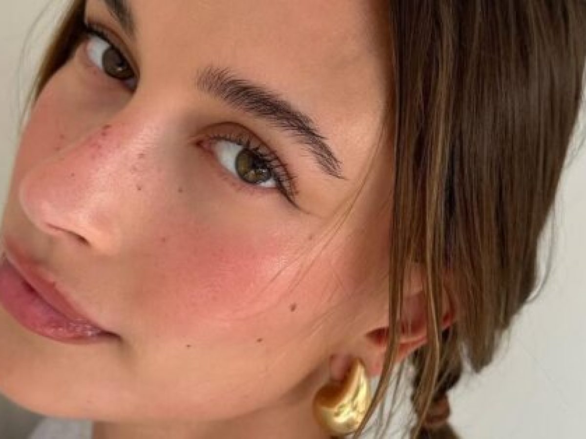 Το beauty hack της Hailey Bieber για πιο φωτεινή περιοχή κάτω από τα μάτια – Marie Claire