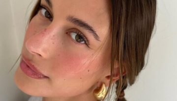 &Tau;&omicron; beauty hack &tau;&eta;&sigmaf; Hailey Bieber &gamma;&iota;&alpha; &pi;&iota;&omicron; &phi;&omega;&tau;&epsilon;&iota;&nu;ή &pi;&epsilon;&rho;&iota;&omicron;&chi;ή &kappa;ά&tau;&omega; &alpha;&pi;ό &tau;&alpha; &mu;ά&tau;&iota;&alpha; &ndash; Marie Claire