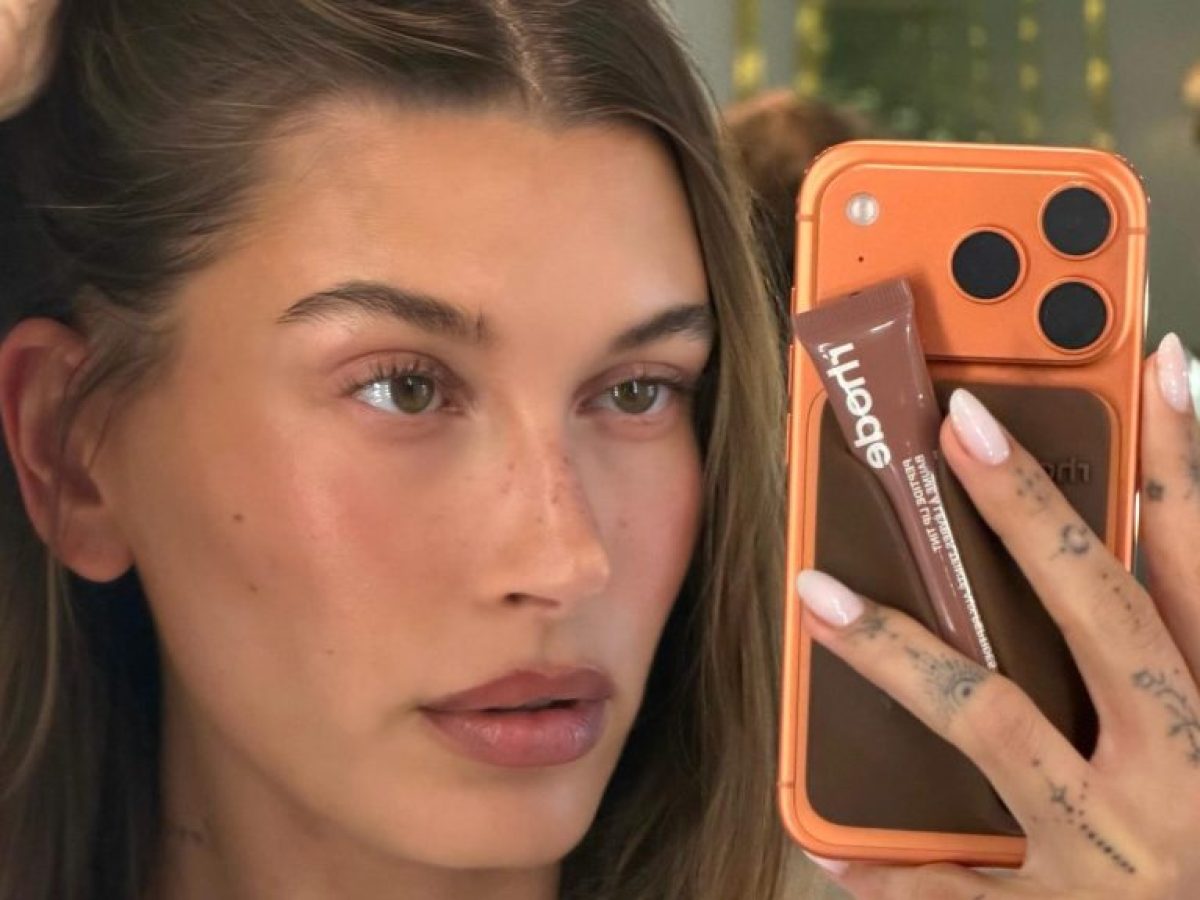 Το concealer hack της Hailey Bieber έγινε viral και θέλουμε να το δοκιμάσουμε
