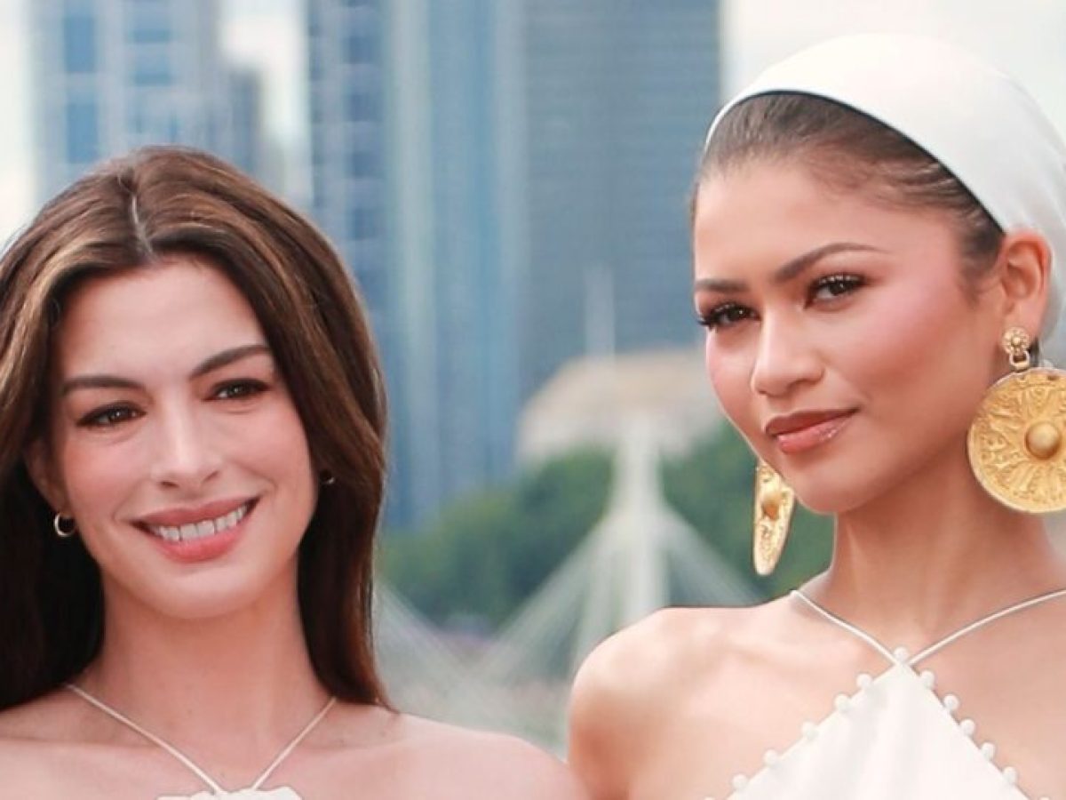 Το halter neckline επιστρέφει δυναμικά – Η Zendaya και η Anne Hathaway επιβεβαίωσαν την πιο κολακευτική τάση του καλοκαιριού