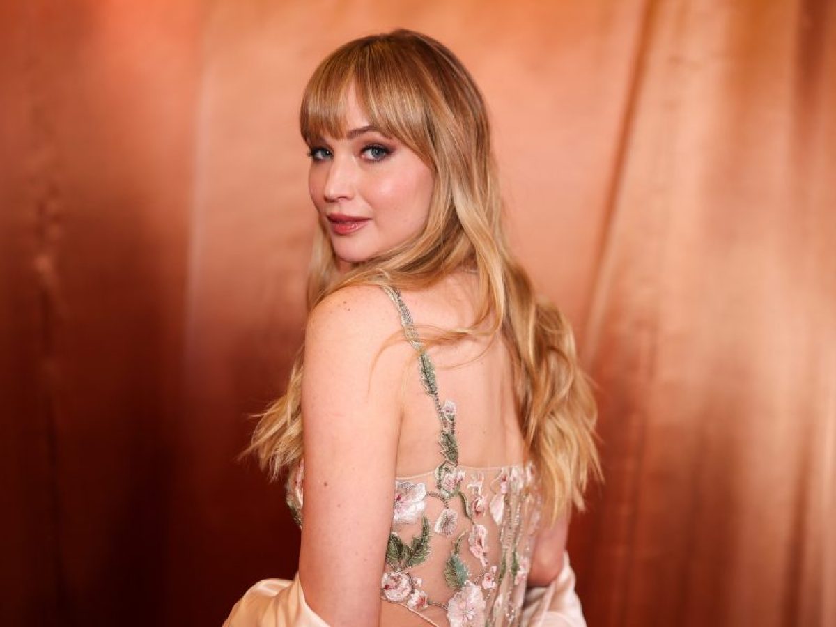 Jennifer Lawrence – Υιοθέτησε το πιο σκούρο χρώμα μαλλιών που έχει κάνει ποτέ