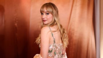 Jennifer Lawrence &ndash; &Upsilon;&iota;&omicron;&theta;έ&tau;&eta;&sigma;&epsilon; &tau;&omicron; &pi;&iota;&omicron; &sigma;&kappa;&omicron;ύ&rho;&omicron; &chi;&rho;ώ&mu;&alpha; &mu;&alpha;&lambda;&lambda;&iota;ώ&nu; &pi;&omicron;&upsilon; έ&chi;&epsilon;&iota; &kappa;ά&nu;&epsilon;&iota; &pi;&omicron;&tau;έ