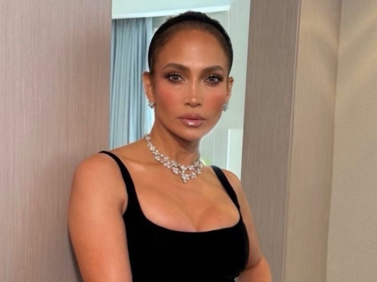 Καν΄το όπως η Jennifer Lopez: Δώσε στο σινιόν χτένισμα ρετρό πινελιά με ένα βελούδινο headband