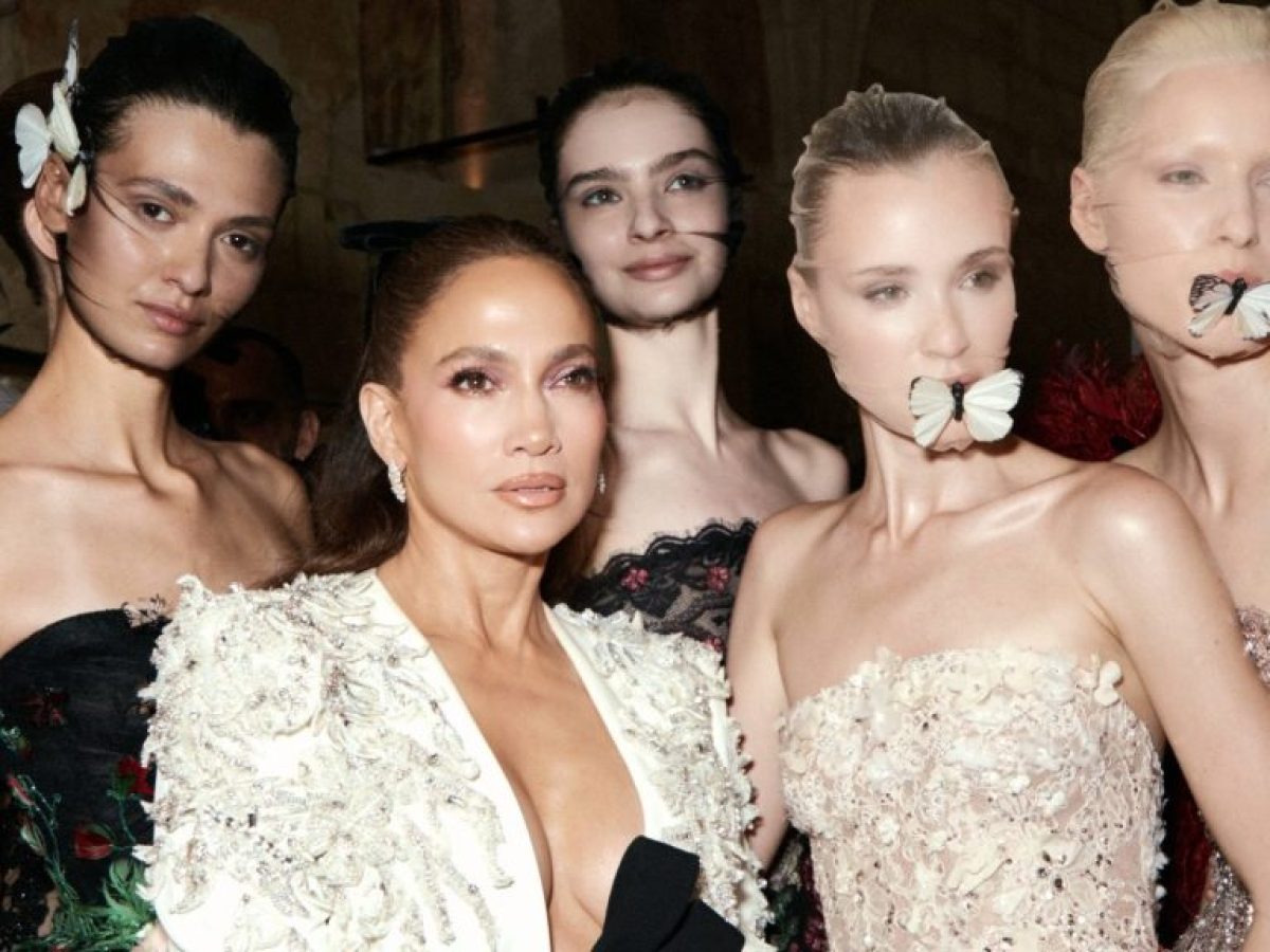 Η Jennifer Lopez έκανε το πιο ρομαντικό χτένισμα στην Paris Haute Couture Week