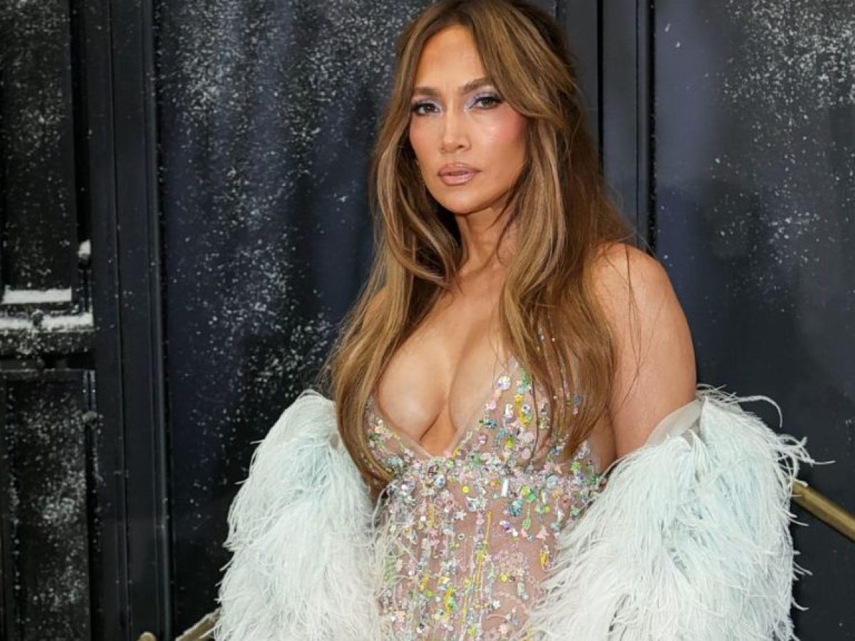 Jennifer Lopez: Η εκθαμβωτική εμφάνιση με λαμπερή couture δημιουργία στο show της Celia Kritharioti στο Παρίσι