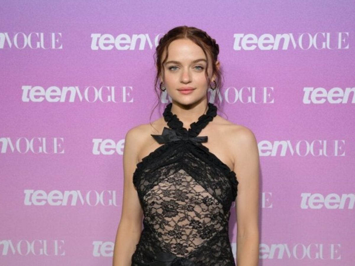 Joey King: Οι γαλλικές πλεξούδες της είναι το πιο κομψό hairstyle της σεζόν