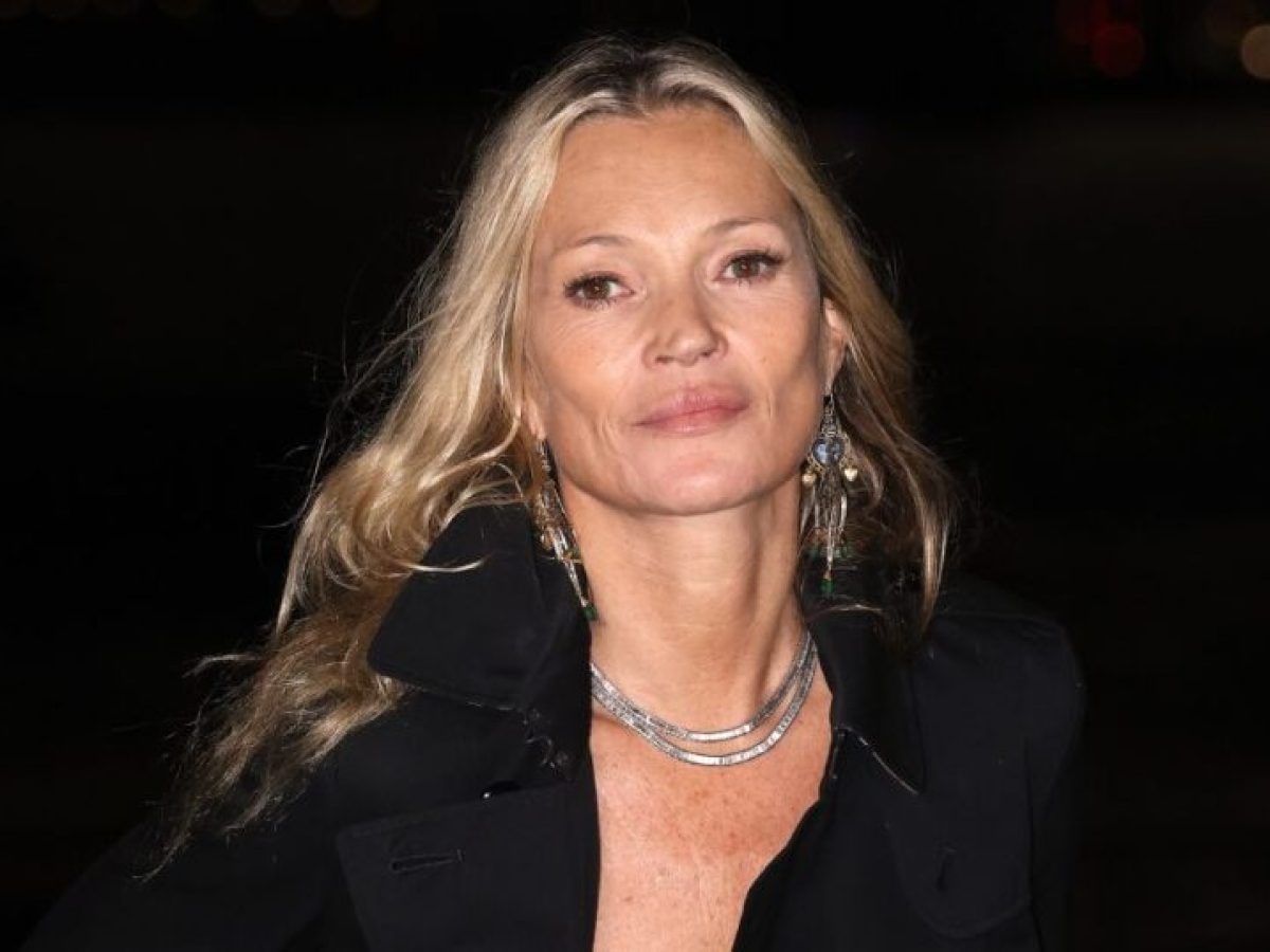Η Burberry και το Μουσείο Victoria & Albert ενώνουν τις δυνάμεις τους σε μια νέα έκθεση αφιερωμένη στην ιστορία της εμβληματικής καμπαρντίνας