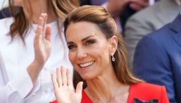 Kate Middleton: &Tau;&omicron; sunkissed &mu;&alpha;&kappa;&iota;&gamma;&iota;ά&zeta; &tau;&eta;&sigmaf; &sigma;&tau;&omicron; Wimbledon &epsilon;ί&nu;&alpha;&iota; &mu;&iota;&alpha; &omega;&delta;ή &sigma;&tau;&eta;&nu; quite luxury &alpha;&iota;&sigma;&theta;&eta;&tau;&iota;&kappa;ή