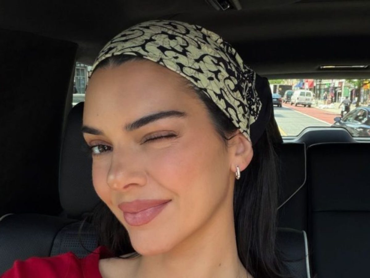 Kendall Jenner, Elle Fanning και Zendaya μας δείχνουν πως αναβαθμίζουν το χτένισμά τους το καλοκαίρι με μια κίνηση