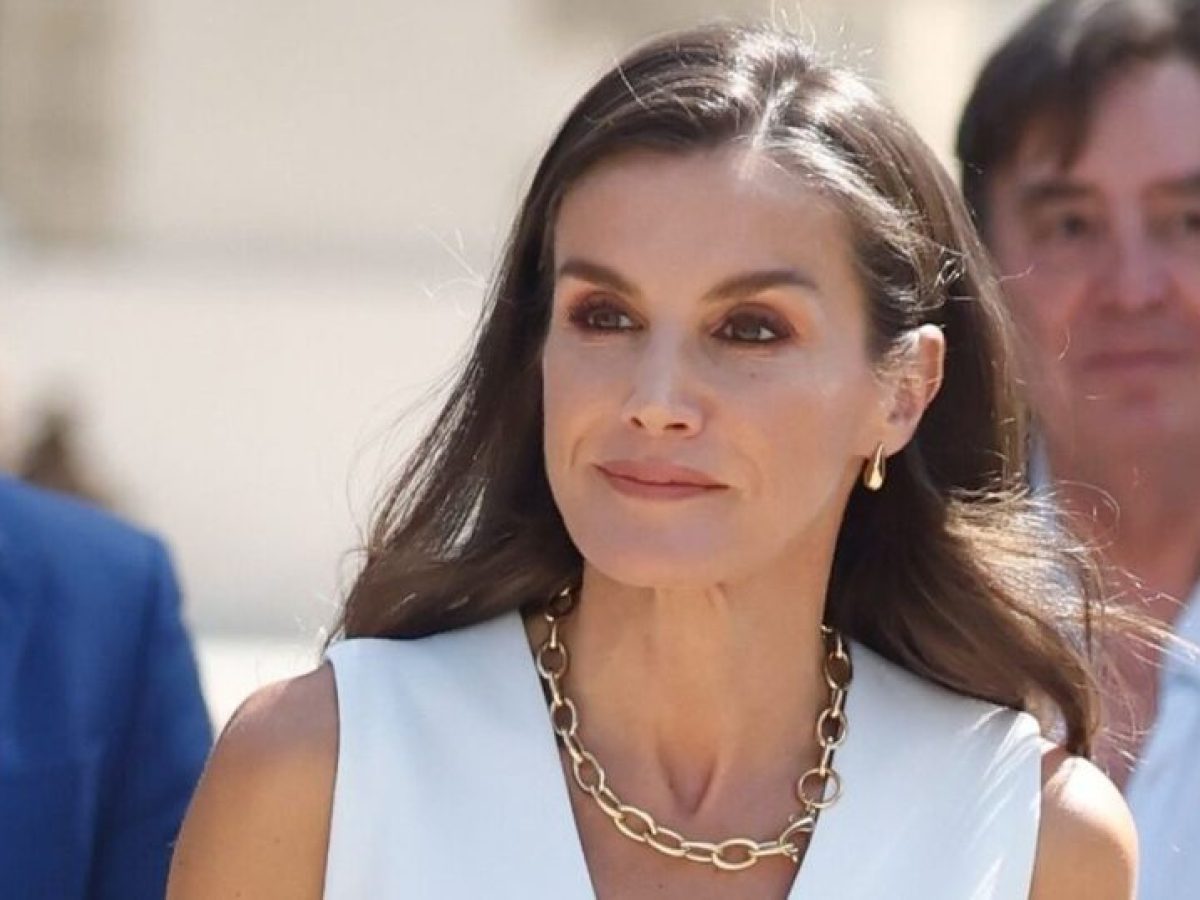 Total white: H βασίλισσα Letizia με το τέλειο office outfit