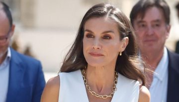 Total white: H &beta;&alpha;&sigma;ί&lambda;&iota;&sigma;&sigma;&alpha; Letizia &mu;&epsilon; &tau;&omicron; &tau;έ&lambda;&epsilon;&iota;&omicron; office outfit