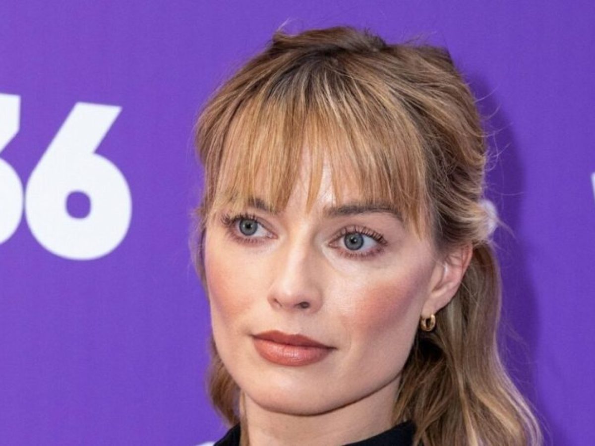 H Margot Robbie στο Παρίσι υιοθέτησε το πιο minimal french beauty look