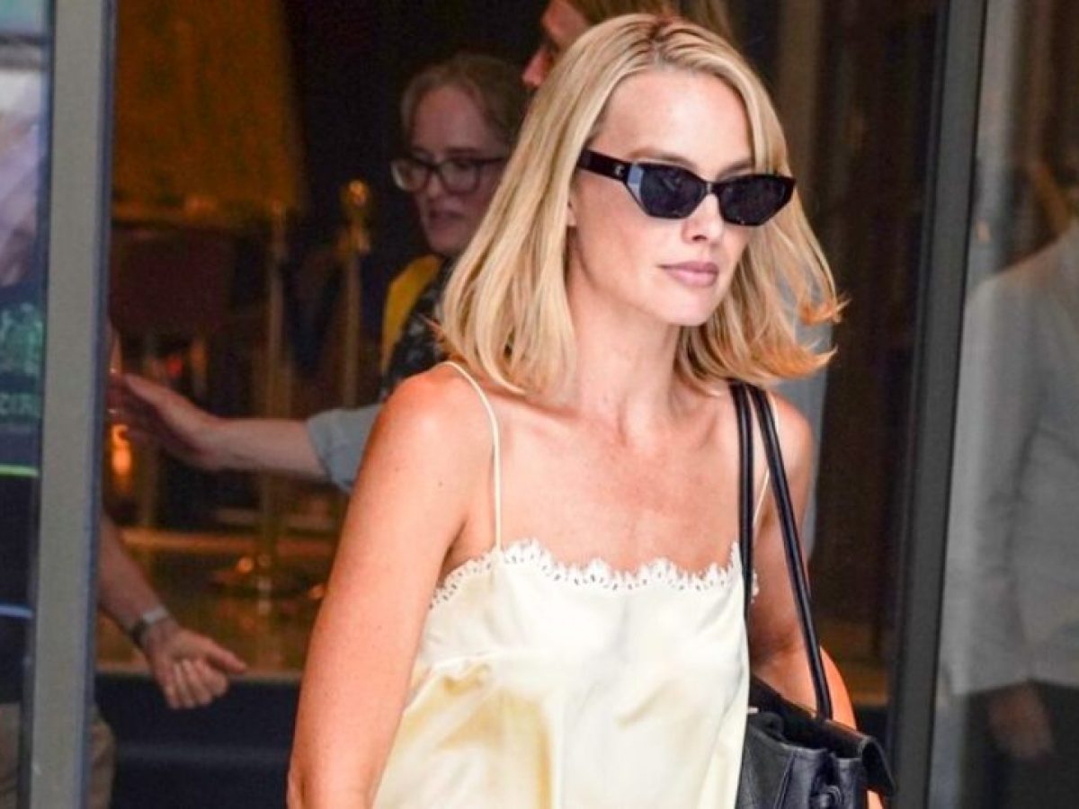 Margot Robbie: Με lingerie dress και Mary Jane μπαλαρίνες στους δρόμους του Παρισιού