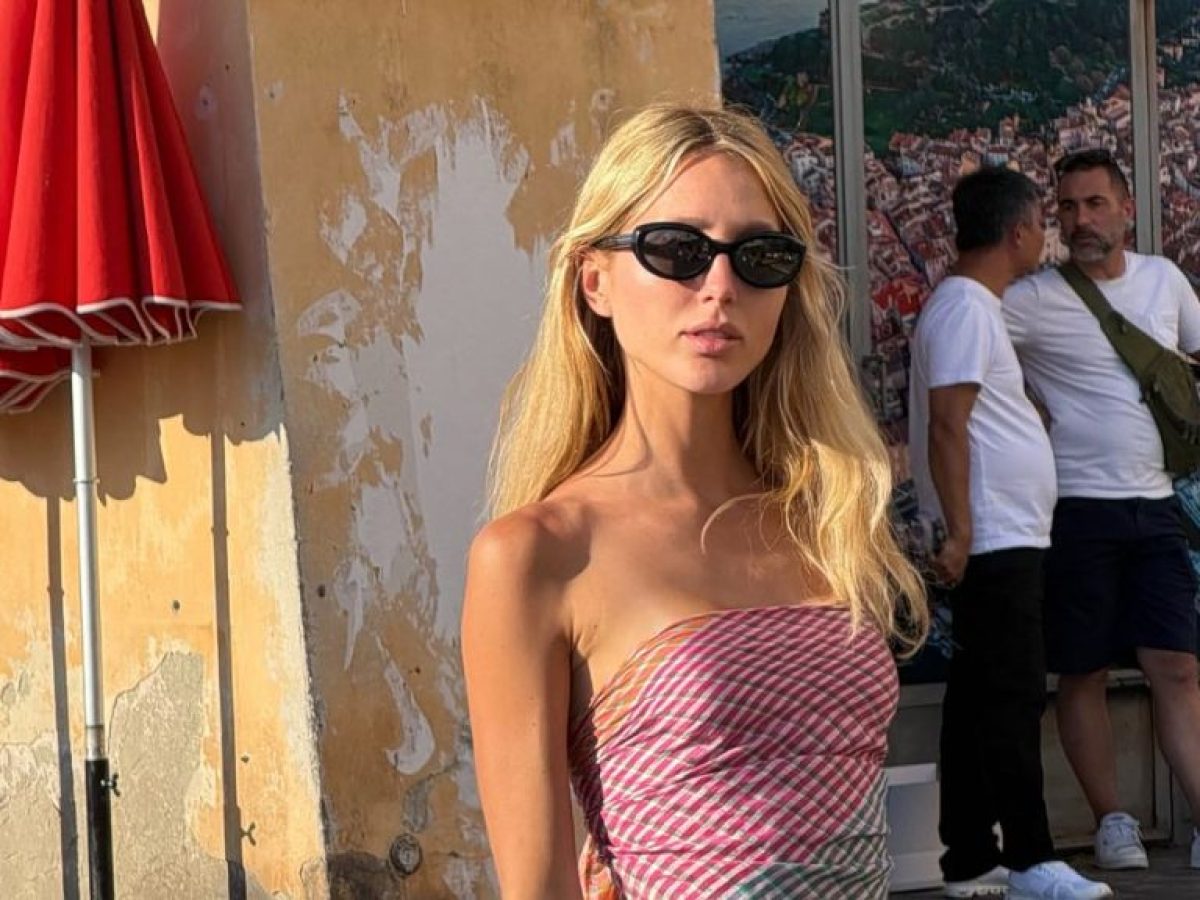 Η Μαρία Ολυμπία Ντε Γκρες αποδεικνύει ότι το πιο κομψό καλοκαιρινό top δεν χρειάζεται καν να το αγοράσεις