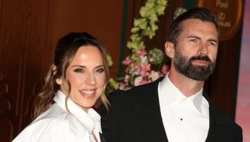 Melanie C: &Pi;&alpha;&nu;&tau;&rho;&epsilon;ύ&tau;&eta;&kappa;&epsilon; &tau;&omicron;&nu; &sigma;ύ&nu;&tau;&rho;&omicron;&phi;ό &tau;&eta;&sigmaf;, Chris Dingwall &ndash; &Phi;ό&rho;&epsilon;&sigma;&epsilon; &nu;&upsilon;&phi;&iota;&kappa;ό &sigma;&chi;&epsilon;&delta;&iota;&alpha;&sigma;&mu;έ&nu;&omicron; &alpha;&pi;ό &tau;&eta; Victoria Beckham