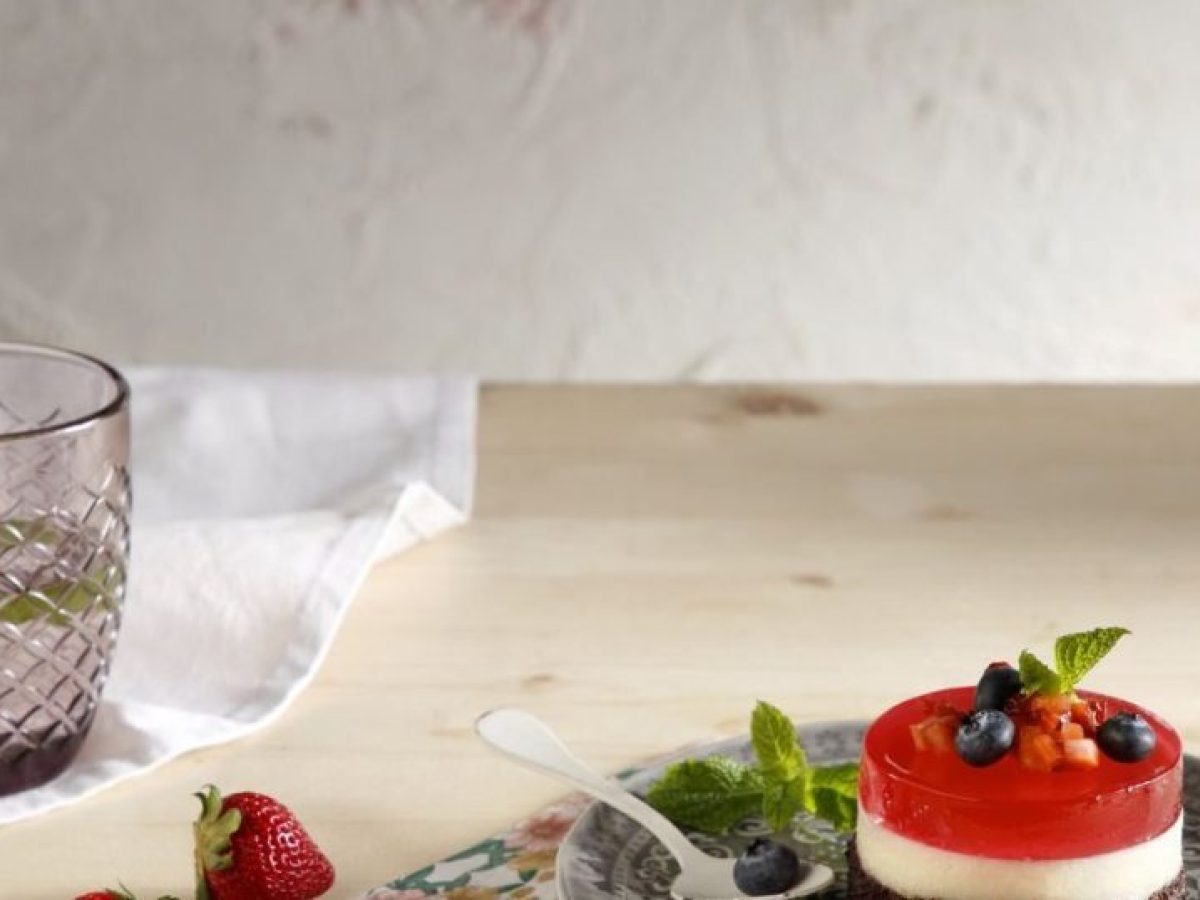 Παστάκι brownie με κρέμα βανίλιας και ζελέ κεράσι: Το ατομικό γλυκό που κλέβει την παράσταση