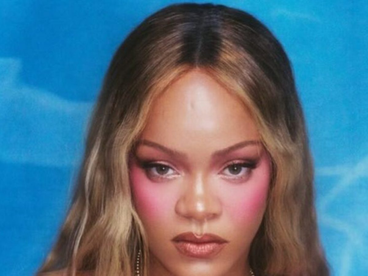 H Rihanna με μακριά ξανθά mermaid waves και flash blush στην πιο ζωηρή ροζ απόχρωση είναι πιο εντυπωσιακή από ποτέ