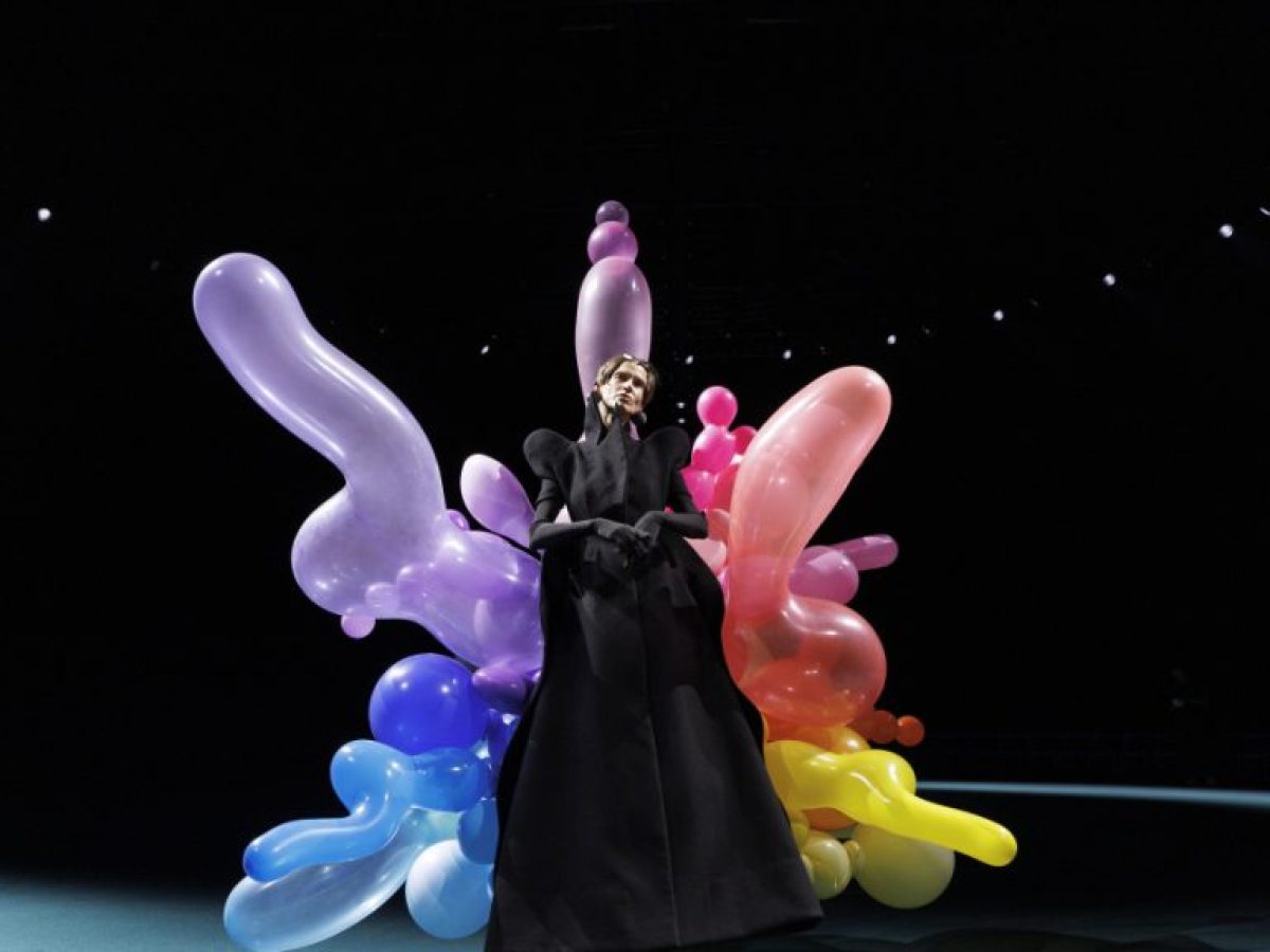 Haute Couture 2026: Γλυπτικές μορφές, είδωλα σε φανταστικό καθρέφτη και τεράστια χρωματιστά μπαλόνια