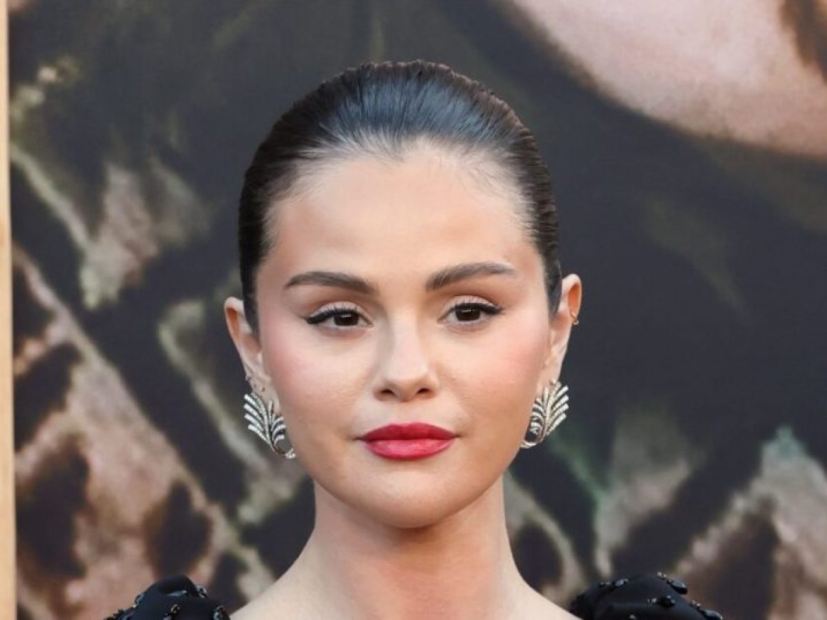 Η Selena Gomez αποκάλυψε το αγαπημένο της προϊόν για τα χείλη- είναι το μοναδικό που θα χρειαστείς αυτό το καλοκαίρι