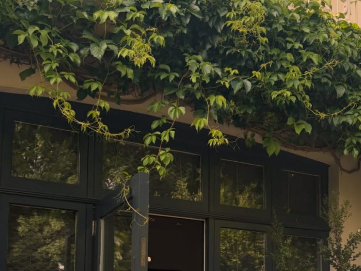 Η Σελίνα Γκόμεζ φόρεσε το πιο αμφιλεγόμενο μαγιό με τον πιο κομψό τρόπο και ξέρουμε πώς να αντιγράψεις το look