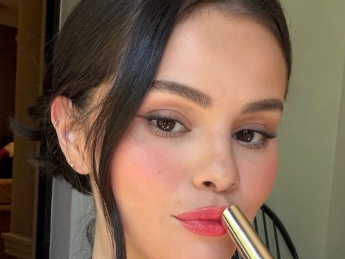 Κοραλλί χείλη: H Selena Gomez σου δείχνει πως να υιοθετήσεις στο μακιγιάζ το πιο δροσερό χρώμα του καλοκαιριού