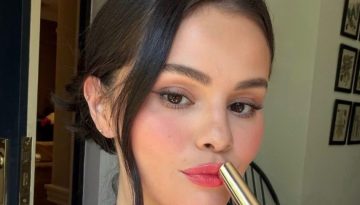 &Kappa;&omicron;&rho;&alpha;&lambda;&lambda;ί &chi;&epsilon;ί&lambda;&eta;: H Selena Gomez &sigma;&omicron;&upsilon; &delta;&epsilon;ί&chi;&nu;&epsilon;&iota; &pi;&omega;&sigmaf; &nu;&alpha; &upsilon;&iota;&omicron;&theta;&epsilon;&tau;ή&sigma;&epsilon;&iota;&sigmaf; &sigma;&tau;&omicron; &mu;&alpha;&kappa;&iota;&gamma;&iota;ά&zeta; &tau;&omicron; &pi;&iota;&omicron; &delta;&rho;&omicron;&sigma;&epsilon;&rho;ό &chi;&rho;ώ&mu;&alpha; &tau;&omicron;&upsilon; &kappa;&alpha;&lambda;&omicron;&kappa;&alpha;&iota;&rho;&iota;&omicron;ύ