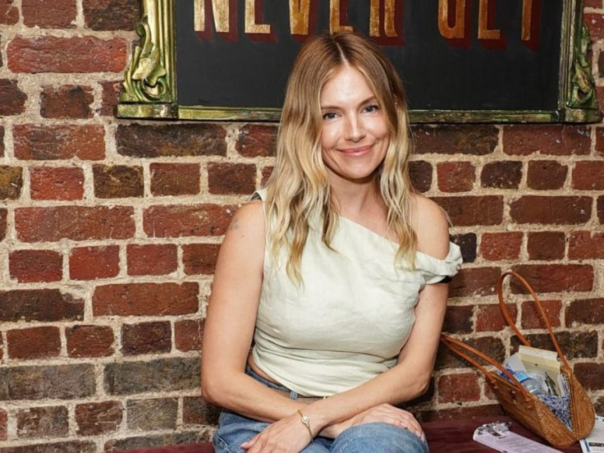 Ούτε πλατφόρμες, ούτε flip flops – Η Sienna Miller συνδύασε το τζιν της με το πιο girly στιλ παπουτσιών
