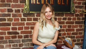 &Omicron;ύ&tau;&epsilon; &pi;&lambda;&alpha;&tau;&phi;ό&rho;&mu;&epsilon;&sigmaf;, &omicron;ύ&tau;&epsilon; flip flops &ndash; &Eta; Sienna Miller &sigma;&upsilon;&nu;&delta;ύ&alpha;&sigma;&epsilon; &tau;&omicron; &tau;&zeta;&iota;&nu; &tau;&eta;&sigmaf; &mu;&epsilon; &tau;&omicron; &pi;&iota;&omicron; girly &sigma;&tau;&iota;&lambda; &pi;&alpha;&pi;&omicron;&upsilon;&tau;&sigma;&iota;ώ&nu;