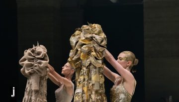 &laquo;Viktor&Rolf: Spectrum&raquo;: &Eta; &pi;&rho;ώ&tau;&eta; &mu;&epsilon;&gamma;ά&lambda;&eta; έ&kappa;&theta;&epsilon;&sigma;&eta; &tau;&omicron;&upsilon; &omicron;ί&kappa;&omicron;&upsilon; έ&rho;&chi;&epsilon;&tau;&alpha;&iota; &sigma;&tau;&eta;&nu; &Iota;&tau;&alpha;&lambda;ί&alpha;