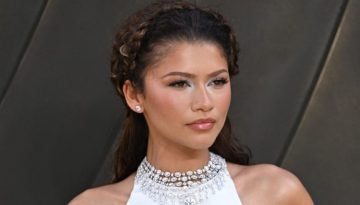 H Zendaya &epsilon;&mu;&phi;&alpha;&nu;ί&sigma;&tau;&eta;&kappa;&epsilon; &mu;&epsilon; &alpha;&rho;&chi;&alpha;&iota;&omicron;&epsilon;&lambda;&lambda;&eta;&nu;&iota;&kappa;ό &chi;&tau;έ&nu;&iota;&sigma;&mu;&alpha; &kappa;&alpha;&iota; &theta;&upsilon;&mu;ί&zeta;&epsilon;&iota; &Kappa;&alpha;&rho;&upsilon;ά&tau;&iota;&delta;&alpha;