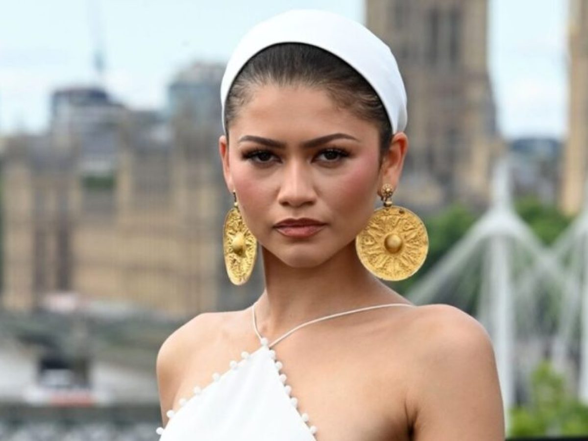 H Zendaya στο Λονδίνο μοιάζει με Ελληνίδα θεά με beauty look που ταιριάζει στις καλοκαιρινές βραδιές