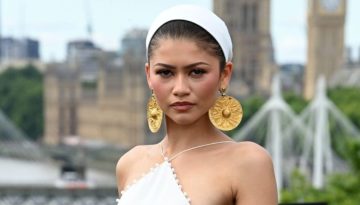 H Zendaya &sigma;&tau;&omicron; &Lambda;&omicron;&nu;&delta;ί&nu;&omicron; &mu;&omicron;&iota;ά&zeta;&epsilon;&iota; &mu;&epsilon; &Epsilon;&lambda;&lambda;&eta;&nu;ί&delta;&alpha; &theta;&epsilon;ά &mu;&epsilon; beauty look &pi;&omicron;&upsilon; &tau;&alpha;&iota;&rho;&iota;ά&zeta;&epsilon;&iota; &sigma;&tau;&iota;&sigmaf; &kappa;&alpha;&lambda;&omicron;&kappa;&alpha;&iota;&rho;&iota;&nu;έ&sigmaf; &beta;&rho;&alpha;&delta;&iota;έ&sigmaf;
