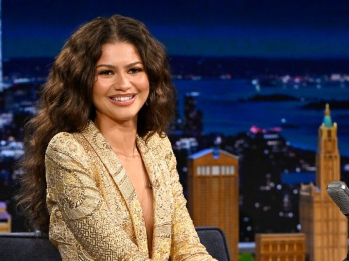 Η Zendaya μόλις έκανε το πιο glamorous hair comeback με μακριές μπούκλες