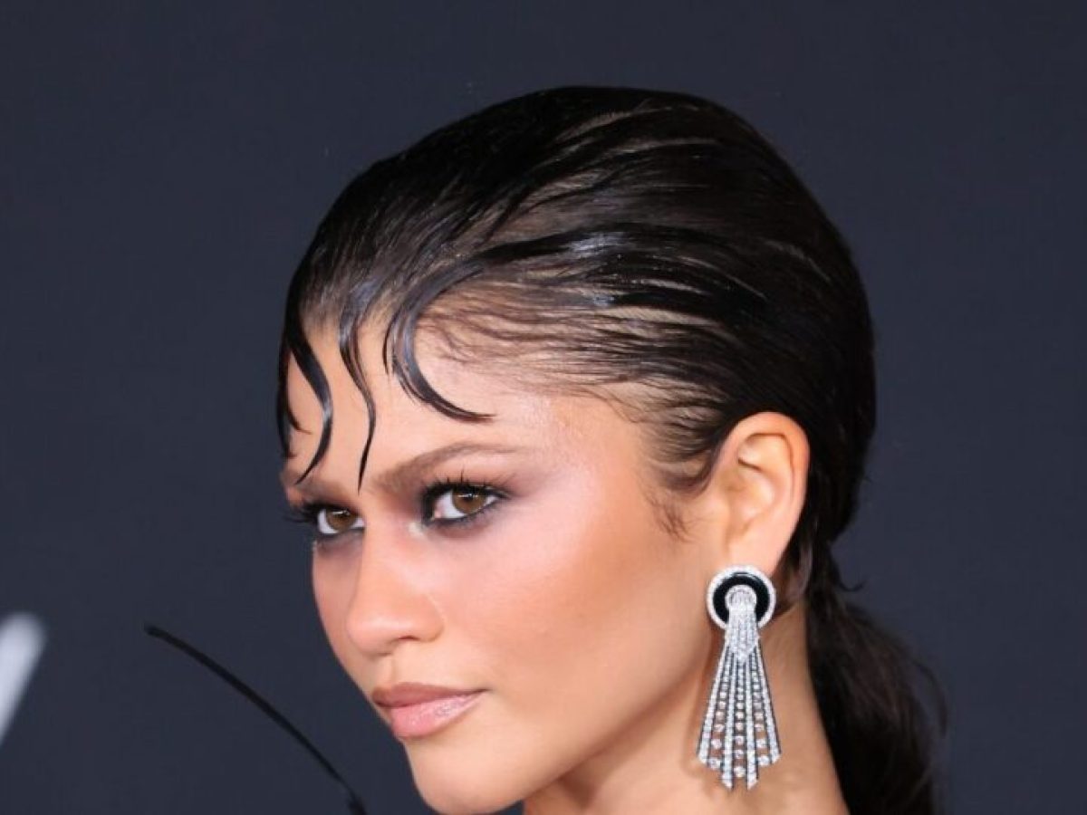 Η Zendaya κάνει το πιο εντυπωσιακό beauty statement με spider bangs και ατμοσφαιρικό smokey eye