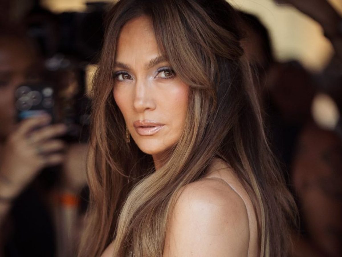Jennifer Lopez: Πώς καταφέρνει στα 56 της να μοιάζει 35αρα;