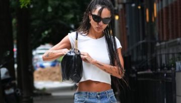 &Lambda;&epsilon;&upsilon;&kappa;ό T-shirt &kappa;&alpha;&iota; &tau;&zeta;&iota;&nu;: H Zo&euml; Kravitz &sigma;&upsilon;&nu;&delta;ύ&alpha;&sigma;&epsilon; &tau;&omicron; &pi;&iota;&omicron; &delta;&iota;&alpha;&chi;&rho;&omicron;&nu;&iota;&kappa;ό casual &delta;ί&delta;&upsilon;&mu;&omicron; &mu;&epsilon; &mu;&iota;&alpha; &pi;&omicron;&lambda;&upsilon;&tau;&epsilon;&lambda;ή &tau;&sigma;ά&nu;&tau;&alpha; Saint Laurent &ndash; Marie Claire