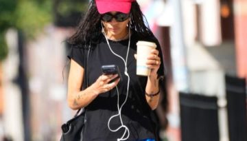 &Eta; Zo&euml; Kravitz &phi;ό&rho;&epsilon;&sigma;&epsilon; &tau;&omicron; &epsilon;&nu;&tau;&upsilon;&pi;&omega;&sigma;&iota;&alpha;&kappa;ό &mu;&omicron;&nu;ό&pi;&epsilon;&tau;&rho;ό &tau;&eta;&sigmaf; &mu;&epsilon; έ&nu;&alpha; &alpha;&theta;&lambda;&eta;&tau;&iota;&kappa;ό micro shorts &ndash; Marie Claire