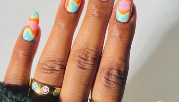 Pucci nails: &Tau;&omicron; &pi;&omicron;&lambda;ύ&chi;&rho;&omega;&mu;&omicron; &mu;&alpha;&nu;&iota;&kappa;&iota;&omicron;ύ&rho; &pi;&omicron;&upsilon; &phi;έ&rho;&nu;&epsilon;&iota; &tau;&eta;&nu; &pi;&iota;&omicron; fun &delta;&iota;ά&theta;&epsilon;&sigma;&eta; &tau;&omicron;&upsilon; &kappa;&alpha;&lambda;&omicron;&kappa;&alpha;&iota;&rho;&iota;&omicron;ύ &ndash; Marie Claire