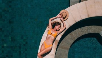 After sun oil: &Tau;&omicron; &pi;&rho;&omicron;ϊό&nu; &pi;&omicron;&upsilon; &chi;&alpha;&rho;ί&zeta;&epsilon;&iota; &epsilon;&nu;&upsilon;&delta;ά&tau;&omega;&sigma;&eta; &kappa;&alpha;&iota; &upsilon;&pi;έ&rho;&omicron;&chi;&omicron; glow &mu;&epsilon;&tau;ά &tau;&eta;&nu; &pi;&alpha;&rho;&alpha;&lambda;ί&alpha;