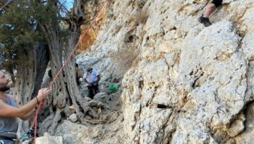 &Mu;&iota;&alpha; &tau;&upsilon;&phi;&lambda;ή &gamma;&upsilon;&nu;&alpha;ί&kappa;&alpha; &pi;&epsilon;&rho;&iota;&gamma;&rho;ά&phi;&epsilon;&iota; &tau;&eta;&nu; &epsilon;&mu;&pi;&epsilon;&iota;&rho;ί&alpha; &tau;&eta;&sigmaf; &alpha;&nu;&alpha;&rho;&rho;ί&chi;&eta;&sigma;ή&sigmaf; &tau;&eta;&sigmaf; &sigma;&tau;&eta;&nu; &Kappa;ά&lambda;&upsilon;&mu;&nu;&omicron;: &laquo;&Tau;&omicron; &delta;&epsilon;&xi;ί &chi;έ&rho;&iota; &pi;ά&epsilon;&iota; &sigma;&tau;&eta; &mu;ί&alpha; &eta; ώ&rho;&alpha;&raquo; &ndash; Marie Claire