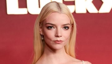 Anya Taylor-Joy: &Alpha;&pi;&omicron;&chi;&omega;&rho;ί&sigma;&tau;&eta;&kappa;&epsilon; &tau;&alpha; &mu;&alpha;&kappa;&rho;&iota;ά &mu;&alpha;&lambda;&lambda;&iota;ά &tau;&eta;&sigmaf; &kappa;&alpha;&iota; &upsilon;&iota;&omicron;&theta;έ&tau;&eta;&sigma;&epsilon; έ&nu;&alpha; micro bob &gamma;&iota;&alpha; &chi;ά&rho;&eta; &tau;&omicron;&upsilon; &nu;έ&omicron;&upsilon; &tau;&eta;&sigmaf; &rho;ό&lambda;&omicron;&upsilon;