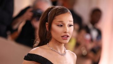 Ariana Grande: &Eta; &pi;&rho;&omicron;&sigma;&omega;&rho;&iota;&nu;ή &alpha;&pi;&omicron;&chi;ώ&rho;&eta;&sigma;&eta; &alpha;&pi;ό &tau;&eta; &mu;&omicron;&upsilon;&sigma;&iota;&kappa;ή &kappa;&alpha;&iota; &tau;&omicron; &mu;&epsilon;&gamma;ά&lambda;&omicron; &kappa;&epsilon;&phi;ά&lambda;&alpha;&iota;&omicron; &tau;&omicron;&upsilon; beauty brand &tau;&eta;&sigmaf;