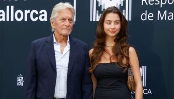 Carys Douglas: &Eta; &kappa;ό&rho;&eta; &tau;o&upsilon; Michael Douglas &kappa;&alpha;&iota; &tau;&eta;&sigmaf; Catherine Zeta-Jones &epsilon;&xi;&epsilon;&lambda;ί&sigma;&sigma;&epsilon;&tau;&alpha;&iota; &sigma;&tau;&omicron; &nu;έ&omicron; it-girl &tau;&omicron;&upsilon; Hollywood