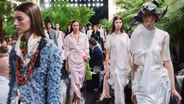 &Mu;ί&alpha; &mu;&omicron;&nu;&alpha;&delta;&iota;&kappa;ή &xi;&epsilon;&nu;ά&gamma;&eta;&sigma;&eta; &alpha;&pi;ό &tau;&eta;&nu; Alexa Chung &sigma;&tau;&omicron;&nu; &kappa;ό&sigma;&mu;&omicron; &upsilon;&psi;&eta;&lambda;ή&sigmaf; &rho;&alpha;&pi;&tau;&iota;&kappa;ή&sigmaf; &tau;&omicron;&upsilon; Dior &ndash; vwoman.gr