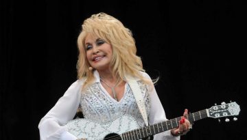 Dolly Parton: 10 &mu;&alpha;&theta;ή&mu;&alpha;&tau;&alpha; &omicron;&mu;&omicron;&rho;&phi;&iota;ά&sigmaf; &alpha;&pi;ό έ&nu;&alpha; icon &pi;&omicron;&upsilon; &delta;&epsilon;&nu; &phi;&omicron;&beta;ή&theta;&eta;&kappa;&epsilon; &pi;&omicron;&tau;έ &tau;&eta; &lambda;ά&mu;&psi;&eta;