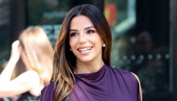 H Eva Longoria &mu;&epsilon;&tau;&alpha;&mu;&omicron;&rho;&phi;ώ&theta;&eta;&kappa;&epsilon; &sigma;&epsilon; rockstar &tau;&omega;&nu; &rsquo;90s &upsilon;&iota;&omicron;&theta;&epsilon;&tau;ώ&nu;&tau;&alpha;&sigmaf; έ&nu;&alpha; blowout &chi;&tau;έ&nu;&iota;&sigma;&mu;&alpha; &gamma;&epsilon;&mu;ά&tau;&omicron; ό&gamma;&kappa;&omicron; &kappa;&alpha;&iota; &kappa;ί&nu;&eta;&sigma;&eta;