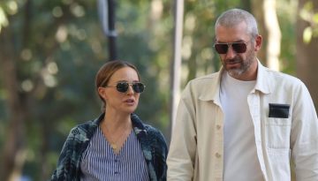 Natalie Portman: &Sigma;&pi;ά&nu;&iota;&alpha; &epsilon;&mu;&phi;ά&nu;&iota;&sigma;&eta; &mu;&epsilon; &tau;&omicron;&nu; &sigma;ύ&nu;&tau;&rho;&omicron;&phi;ό &tau;&eta;&sigmaf; &sigma;&tau;&omicron; &Pi;&alpha;&rho;ί&sigma;&iota; &lambda;ί&gamma;&omicron; &pi;&rho;&iota;&nu; &tau;&omicron;&nu; &epsilon;&rho;&chi;&omicron;&mu;ό &tau;&omicron;&upsilon; &mu;&omega;&rho;&omicron;ύ &tau;&omicron;&upsilon;&sigmaf;