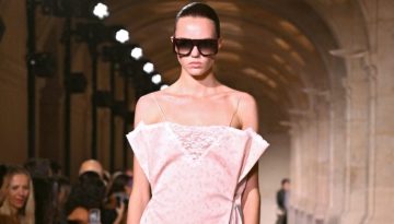 Soft pink: &Eta; &kappa;&omicron;&mu;&psi;ή &alpha;&pi;ό&chi;&rho;&omega;&sigma;&eta; &tau;&omicron;&upsilon; &rho;&omicron;&zeta; &pi;&omicron;&upsilon; &theta;&alpha; &alpha;&gamma;&alpha;&pi;ή&sigma;&omicron;&upsilon;&mu;&epsilon; &tau;&omicron; &phi;&theta;&iota;&nu;ό&pi;&omega;&rho;&omicron;