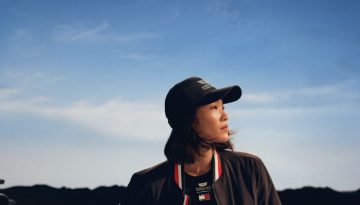 Tommy Hilfiger: &Sigma;&upsilon;&nu;&epsilon;&rho;&gamma;ά&zeta;&epsilon;&tau;&alpha;&iota; &mu;&epsilon; &tau;&eta;&nu; Cadillac Formula 1&reg; team &kappa;&alpha;&iota; &delta;&iota;&alpha;&mu;&omicron;&rho;&phi;ώ&nu;&epsilon;&iota; &mu;ί&alpha; &nu;έ&alpha; &epsilon;&pi;&omicron;&chi;ή &sigma;&tau;&omicron; sportwear